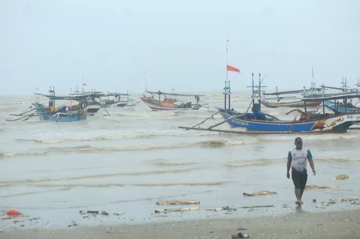 Kondisi Cuaca Ekstrem Melanda Wilayah Pesisir Indonesia