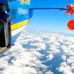 parasut-penerjun-nyangkut-di-ekor-pesawat