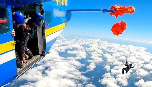 parasut-penerjun-nyangkut-di-ekor-pesawat