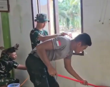 Polri Bersihkan Gereja yang Terkena Bencana di Sumut