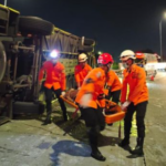 Proses Evakuasi Korban Bekas Kecelakaan Bus Tol Semarang