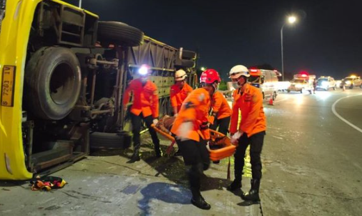 Proses Evakuasi Korban Bekas Kecelakaan Bus Tol Semarang