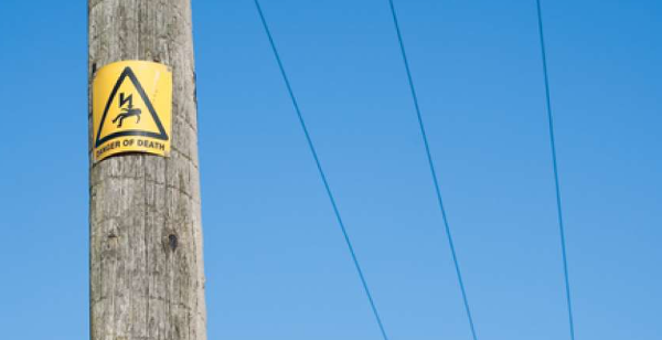 alasan-tiang-listrik-sering-dipukul-saat-malam-hari