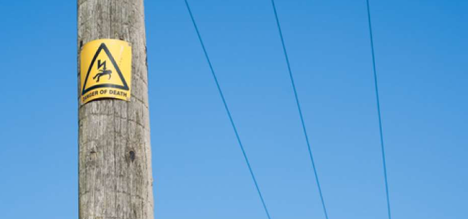 alasan-tiang-listrik-sering-dipukul-saat-malam-hari