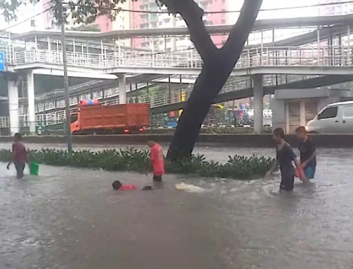 hujan-deras-membuat-beberapa-titik-di-jakarta-alami-banjir