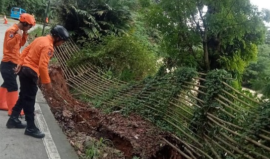Longsor di Bogor Tutup Akses Jalan Raya