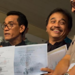 Roy Suryo Pamerkan Salinan Ijazah Jokowi