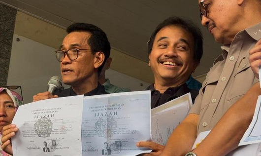 Roy Suryo Pamerkan Salinan Ijazah Jokowi