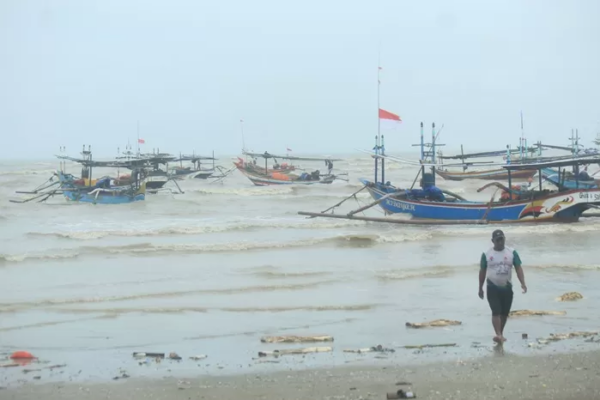 Kondisi Cuaca Ekstrem Melanda Wilayah Pesisir Indonesia